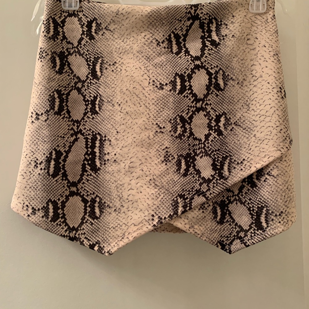 NWT Blue Blush from Pitaya Snake Print Skort Woman’s Size Large